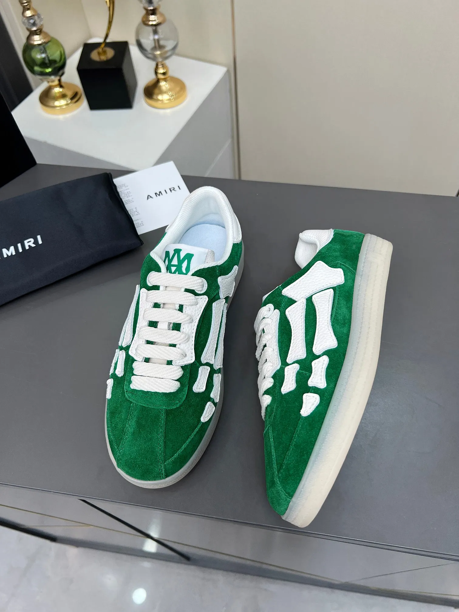 Men's Men's Shoes 💰580 Bone Shoes · AMIRI Skel-Top AMIRI 🔥 launches a new "ThePacific" series of low-top casual sports moral training shoes in the early spring of 2025. This iconic shoe covers men's and women's shoes, drawing inspiration from the brand's classic sports style and elegantly integrating West Coast style. "The Pacific" contrasting five-pointed star series is rooted in Amiri's unique California genes, showing the freedom and leisure atmosphere of the West Coast. This series launches two styles that incorporate the brand's iconic elements: the leather version is made of pure white leather with a same-color sole, and is embellished with star patterns on the side of the shoe, just like the bright starry sky of California. The black and ocean blue colors are shared by men and women, and there is also a red star model exclusive for men and a light pink star model exclusive for women. The suede model is decorated with the brand's classic bone pattern on the side of the shoe. The rubber sole and suede fabric complement each other. The color scheme covers black, chocolate and sand, and is suitable for both men and women. Made of imported cowhide and decorated with bone pieces on the sides of the upper, it is novel and unique and has a good three-dimensional effect! High-density breathable mesh lining + original molded TPU outsole 🙏 Recommended by celebrities, bloggers and internet celebrities, 🚵🏻 an indispensable item for shopping, partying and traveling. One of the most unmissable sneakers in 2025 ✦Color: 10 colors available ✦Size: Women’s size 35--40 ✦Size: Men’s size 39--45